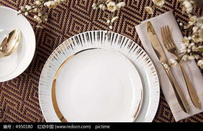 精致的陶瓷餐具
