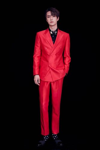 私服机场街拍不仅穿的不出错还都很swag～杂志大片的表现力也很可圈