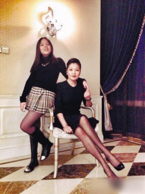 哈文晒与女儿合影 调侃和11岁女儿是姐妹花(图)