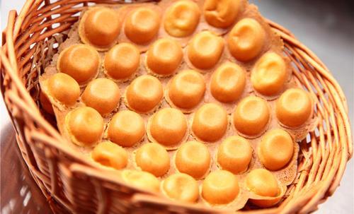 鸡蛋仔是香港地道街头小吃,台湾称鸡蛋糕,又称鸡蛋饼.