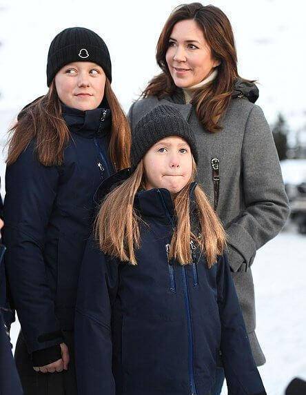 8岁龙凤胎王子公主真养眼_玛丽_约瑟芬_克里斯蒂安