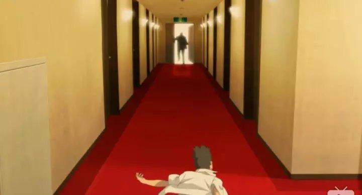 粉川错愕半刻后立马迈出了脚步去追击罪犯,可就在这时,酒店的走廊突然