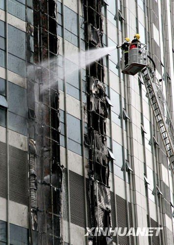 4月19日拍摄的发生火灾的南京中环国际广场大楼.