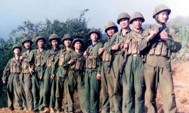 中越战争难忘瞬间:烈士墓碑前母亲伤心欲绝,战友们围着悉心安慰