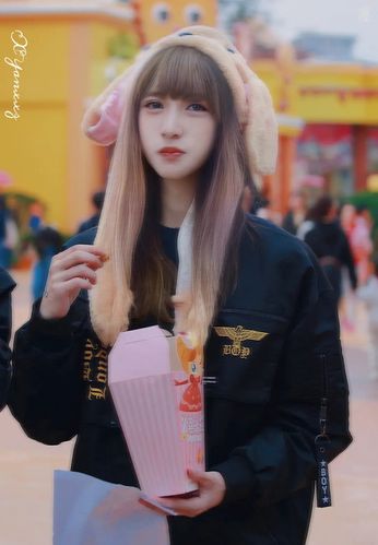 求一些严浩翔的女装照片(p的也行)