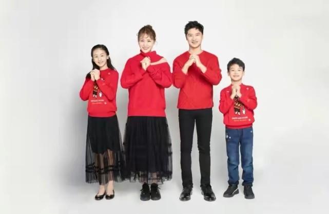 田亮一家四口,连续四年摆同造型拍合影,森碟穿红裙个子窜得真快
