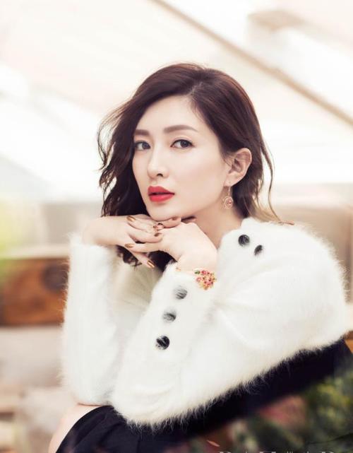 所以她的关注度就不是很高,但剪了短发的江疏影就不同了,整个人的气质