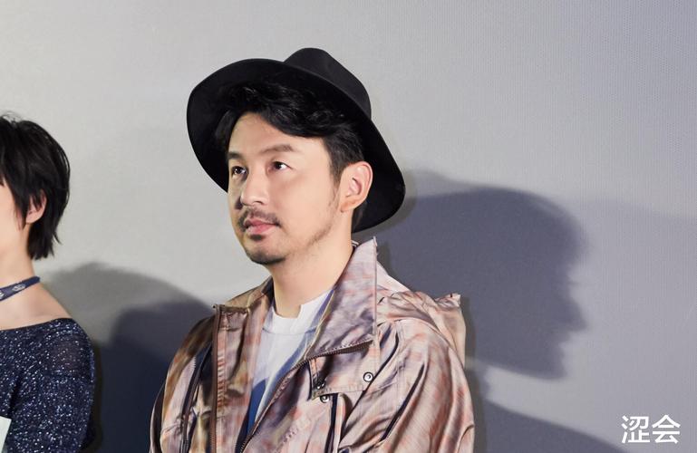 雷佳音为何从不晒老婆,看到他老婆照片后,网友:是男人