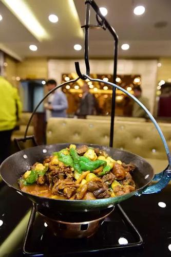 准噶尔沙棘鸡吊锅菜 浅尝几口小编发现,这道吊锅鸡的做法似乎很寻常