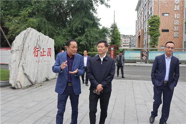 人社部原副部长何宪调研眉山一中