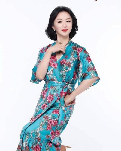 金星终于穿对了,气质造型美出新高度,网友:好个迷人的小腰精