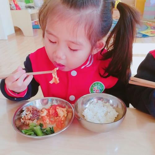 小朋友们大口吃饭的时候真可爱