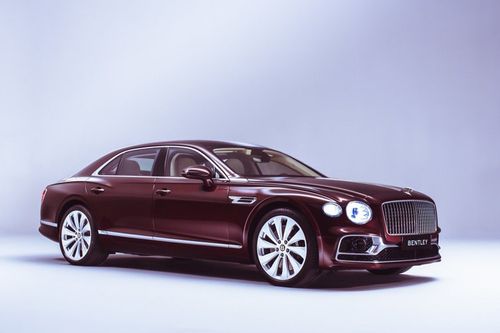 侧面看,新一代飞驰延续了大型四门轿车的整体设计,同时源自1959款宾利