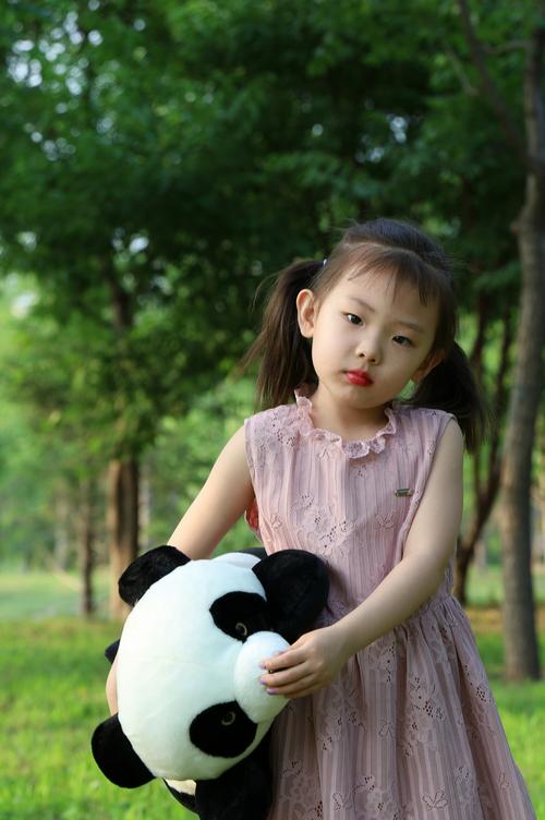 我的乖乖女是个活泼可爱的小女孩,白净的瓜子脸,弯弯的眉毛下一双水灵