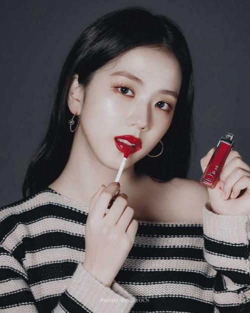 jisoo 用最奶的声音打最野的耳洞