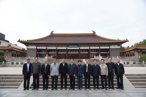 文化资讯 图片新闻    陈芬在表态发言时说,坚决拥护省委的决定,认真