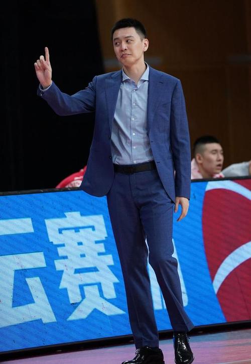 辽宁本钢队主教练杨鸣在比赛中质疑裁判判罚.
