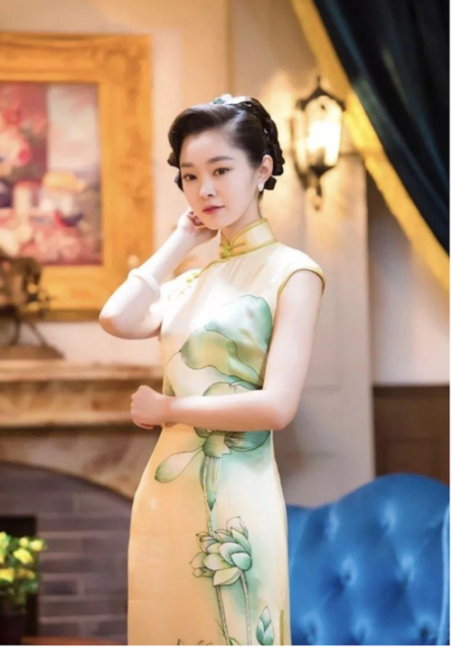 这部电视剧,宋轶的旗袍造型玩出了花儿.