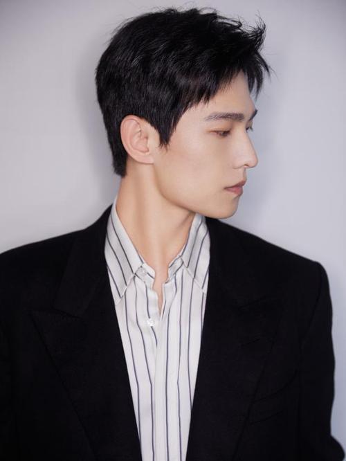 杨洋出席宣传活动,完美的侧颜和硬朗的下颚线真的太