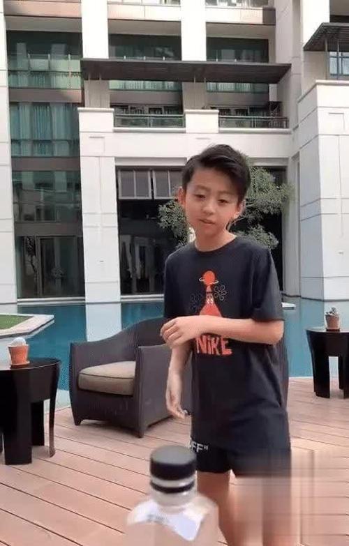 相信大家对谢霆锋应该非常熟悉了,谢霆锋与张柏芝两个人结婚之后生活
