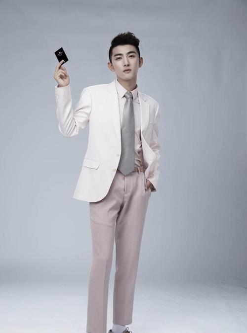 在电视剧,终极笔记,中,刘昱晗饰演解雨臣,也被称为花爷,从角色上看