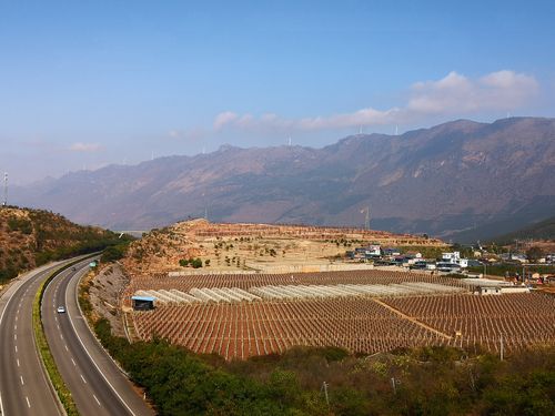 其余就步行下山.顺便拍一拍晴天下的蒙自坝子