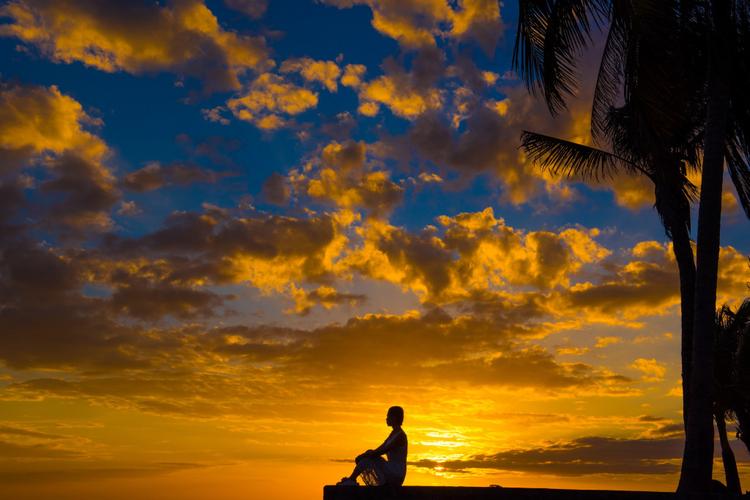 静坐,沉思,我做着我最爱的瑜伽,放松着身心,只为和你融为一体成为最美