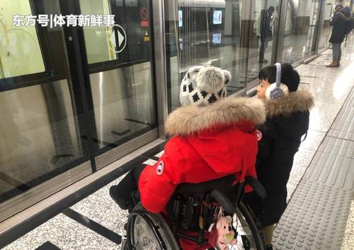 瘫痪21年桑兰一家堆雪人!坐地铁去颐和园玩,儿子推轮椅照顾妈