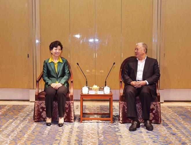 10月8日,省委副书记,省长谌贻琴在澳门拜会全国政协副主席何厚铧.