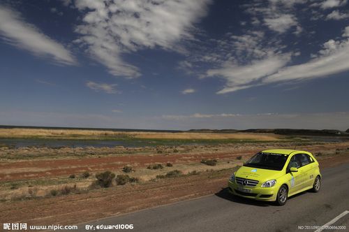 州级公路上的奔驰车图片