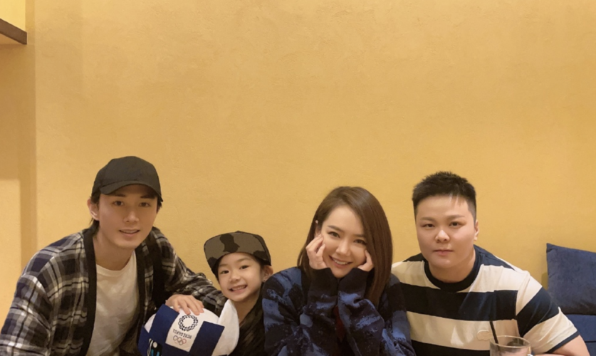 戚薇全家福罕见曝光,与奥运冠军合影被指高攀,lucky戴