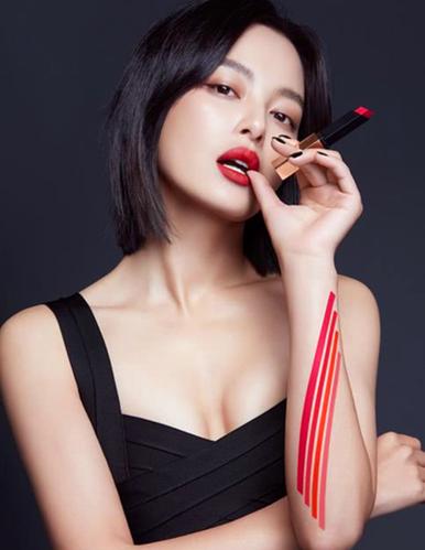 辛芷蕾的嘴唇很奇怪,究竟是怎么形成的呢?