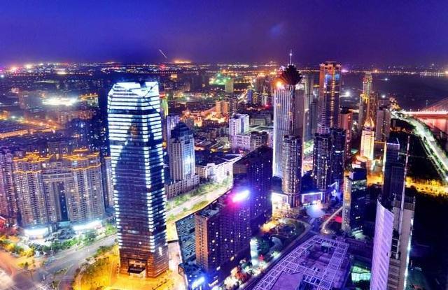 非常悠久的,南昌城始建于公元前202年,在南唐时期南昌府还是"南都"