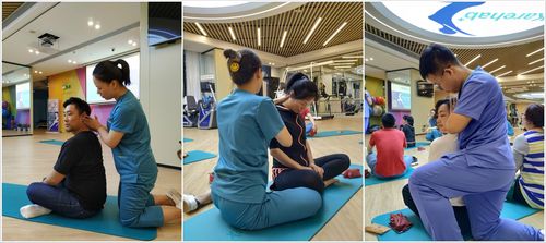 (瑞合康复治疗师为课程参与者做颈部疾患筛查)