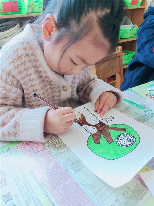 幼儿与家长一起查阅资料,用连环画,宣传画,剪贴画等形式创作了"爱鸟护