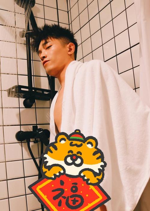 四川小虎一个放浪不羁的外网小鲜肉一起来欣赏他的高赞照片