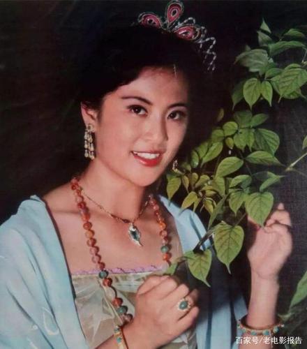 但不久后他也选择出国留学,在出国之前,他还跟著名演员秦文的女儿邓星