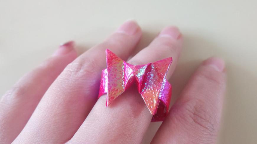 超漂亮的蝴蝶戒指折纸,一张纸简单几步就折好了,女生都喜欢