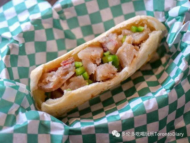 驴肉火烧外皮金黄酥脆,内层松软, 里面加满驴肉和焖子, 口感细腻的