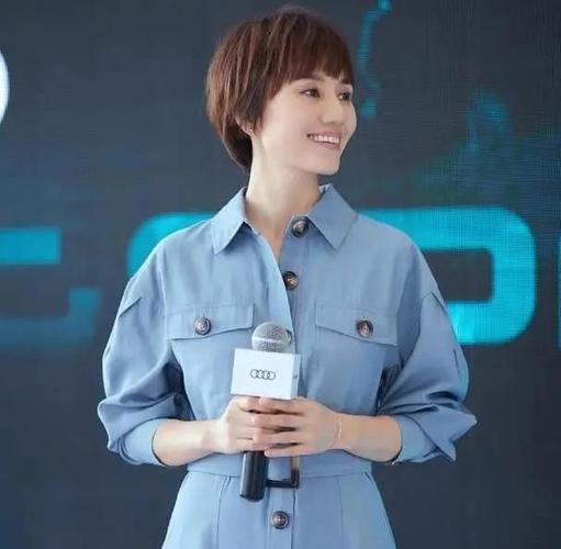 袁泉穿衣太精致了,衬衣西裤配短发,气场强大英姿飒爽