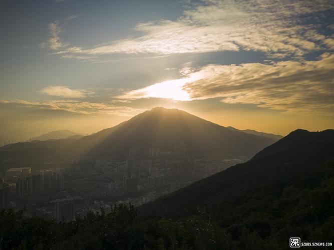 夕阳下的梧桐山