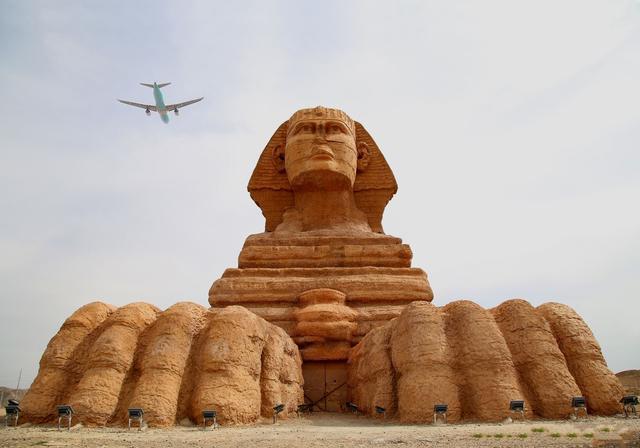 狮身人面像下面有个宝箱里面藏着可以解开众多难题的上古典籍