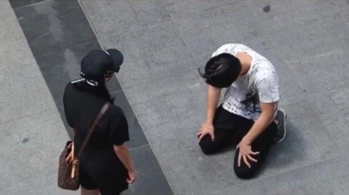 轻易下跪的男人.