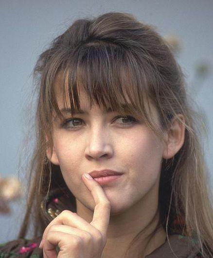 ""邦女郎""苏菲·玛索疑似情变 街边通话泫然欲泣