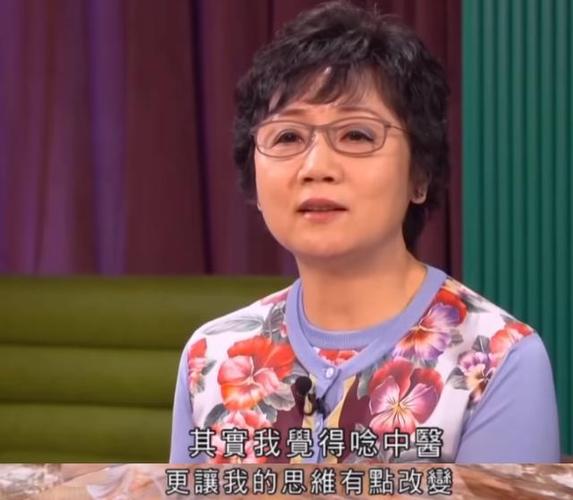 60岁张德兰近照精神足,曾上春晚走红全国,巅峰期毅然转行当中医