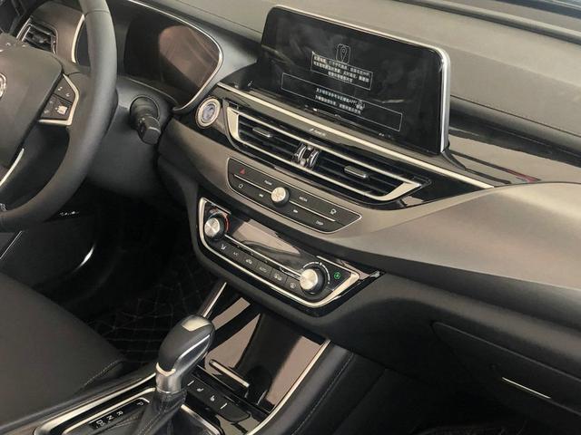 我最满意的就是它的皮质包裹比较多,座椅是皮质的,中控上方也是皮质