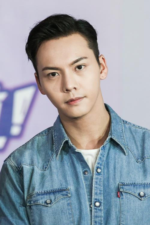 陈伟霆新发型,铲短鬓角梳二八分,帅爆了