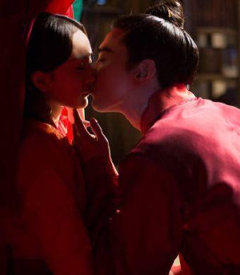 赵又廷咬唇激吻杨幂 网友晒了这张图神应景