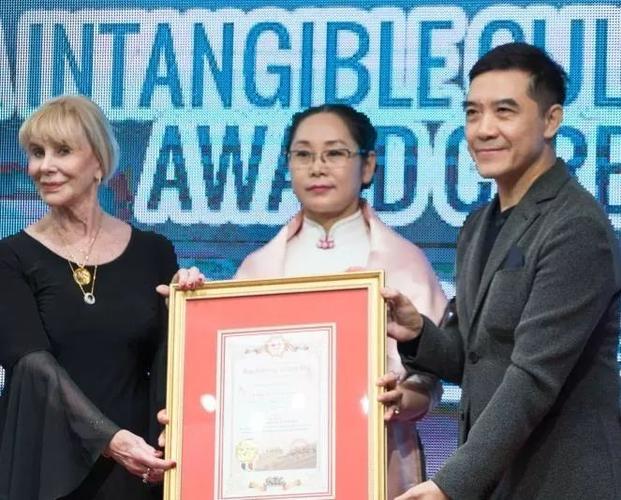 【新华网专稿】荣程集团董事会主席张荣华荣获"美中文化与非遗特殊