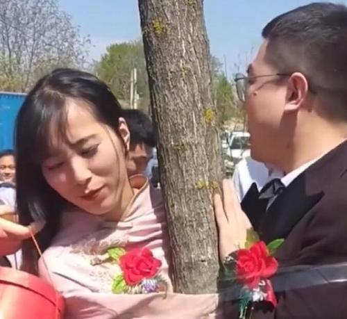 结婚现场貌美伴娘五花大绑在树上,知情人